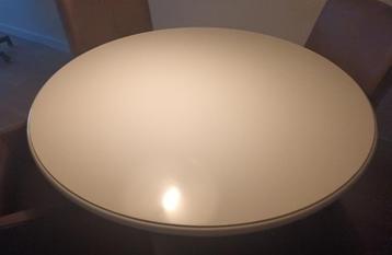 Mooie ronde witte tafel beschikbaar voor biedingen
