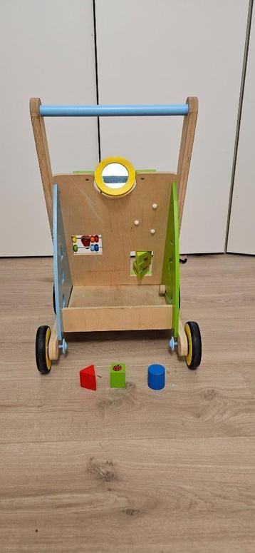 Houten loopkar beschikbaar voor biedingen