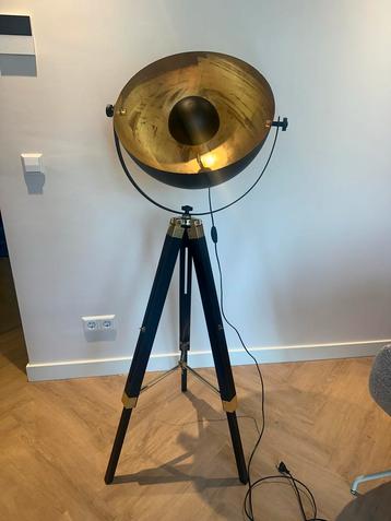 Vloerlamp beschikbaar voor biedingen