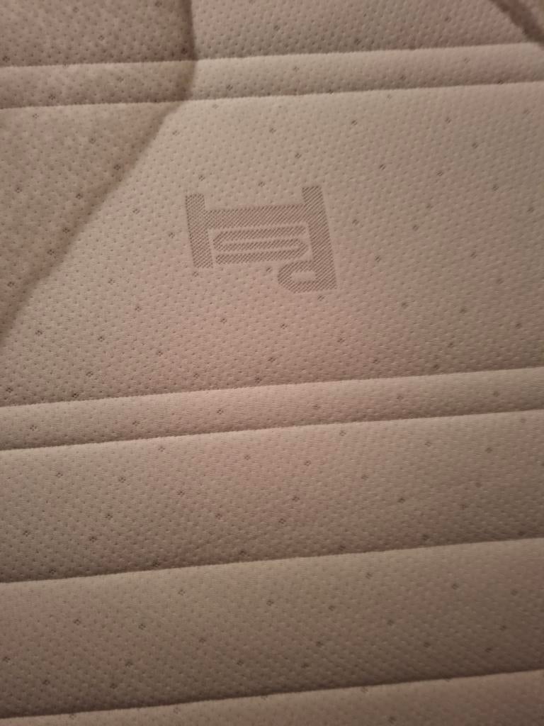 Mooi bed,zo goed als nieuw. Zeer stevig  met dik matras, Huis en Inrichting, Slaapkamer | Matrassen en Bedbodems, Ophalen of Verzenden