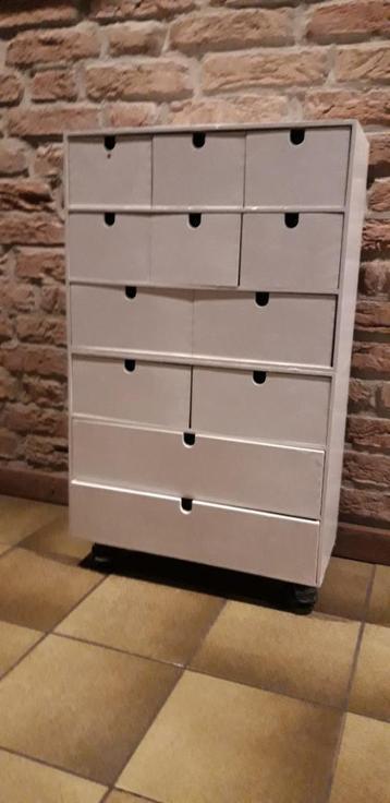 moppe kastje beschikbaar voor biedingen