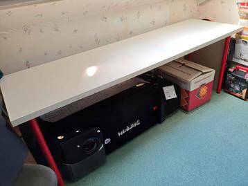 Ikea Wit bureau Met 5 demonteerbare Rode poten beschikbaar voor biedingen