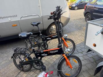 Twee elektrische LaCros Shinga Trotter vouwfietsen beschikbaar voor biedingen