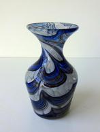 Glazen vaas blauw en wit opaline met wijde hals Malta 3481-g, Antiek en Kunst, Ophalen of Verzenden