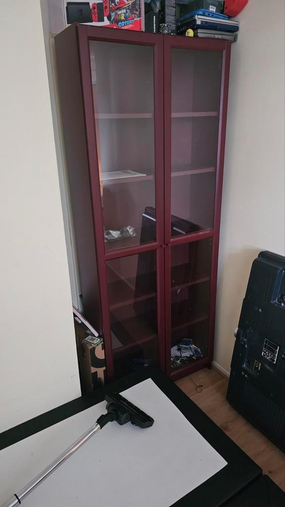 Limited edition Rode Ikea Billy Vitrinekast met Glasdeuren, Huis en Inrichting, Kasten | Boekenkasten, Gebruikt, 50 tot 100 cm