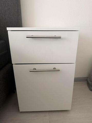 2 witte nachtkastjes beschikbaar voor biedingen