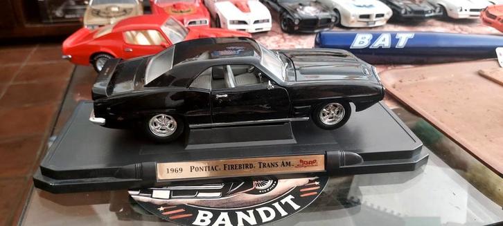 Pontiac firebird 69 road signature lees text, Hobby en Vrije tijd, Modelauto's | 1:18, Zo goed als nieuw, Overige merken, Ophalen of Verzenden