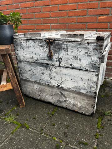 Bijzondere Oude Kist met Zinken Inleg beschikbaar voor biedingen