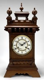 684. Houten mantelklok, eind 19e eeuw