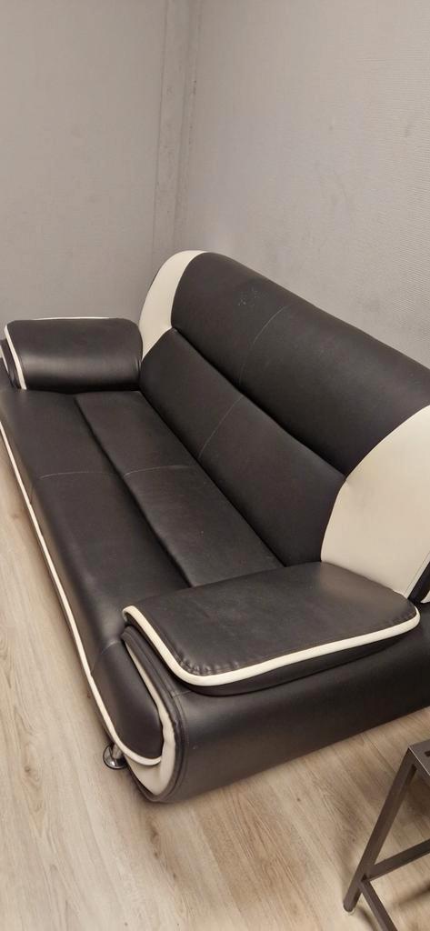 Moderne zwarte lederen bank, Huis en Inrichting, Banken | Bankstellen, Zo goed als nieuw, Rechte bank, Driepersoons, 200 tot 250 cm