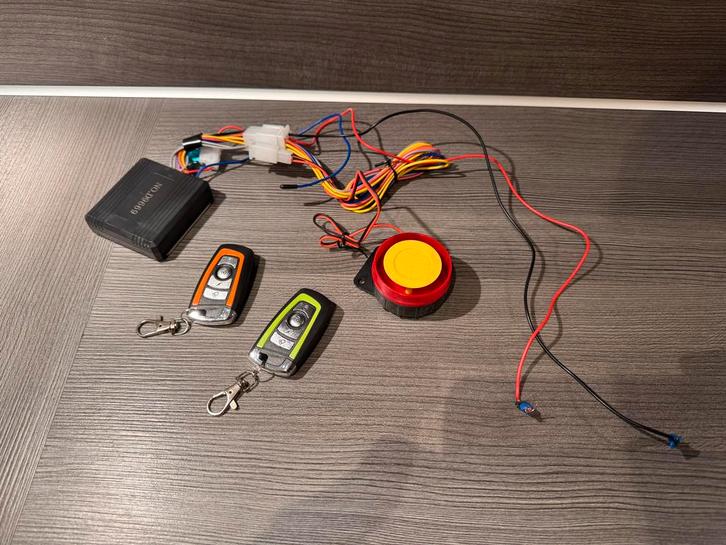 GPS Tracker / Peilzender voor Motorfiets of Voertuig, Motoren, Accessoires | Sloten, Nieuw, Ophalen