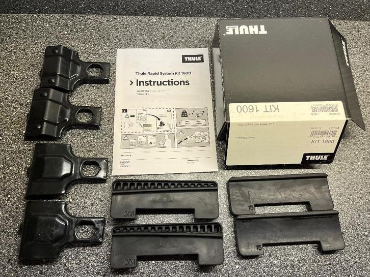 Thule kitset 1600 voor Volvo V70 2007-2016 zonder dakreling, Auto diversen, Dakdragers, Zo goed als nieuw, Ophalen of Verzenden