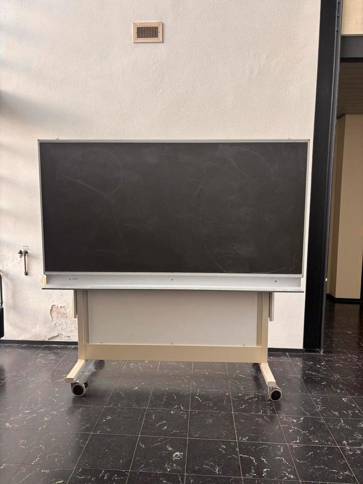 Groot verrijdbaar schoolbord / krijtbord op wielen, Diversen, Schoolborden, Zo goed als nieuw, Krijtbord, Ophalen of Verzenden
