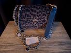Nieuwe Guess tas met print, Sieraden, Tassen en Uiterlijk, Tassen | Damestassen, Ophalen of Verzenden, Nieuw, Bruin, Schoudertasje