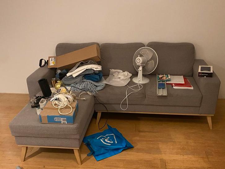 Grijze hoekbank met chaise longue, Huis en Inrichting, Banken | Bankstellen, Gebruikt, Hoekbank, Vierpersoons of meer, 250 tot 300 cm
