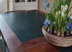 Uitschuifbare houten tafel met donkergroen leer, Ophalen