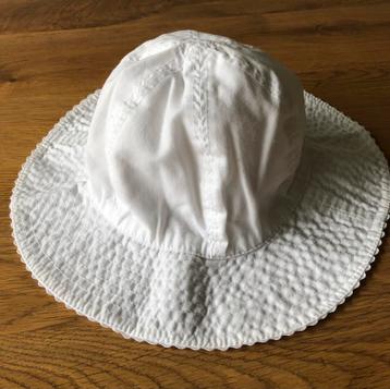 Wit babyhoedje met koordjes, maat 80 beschikbaar voor biedingen
