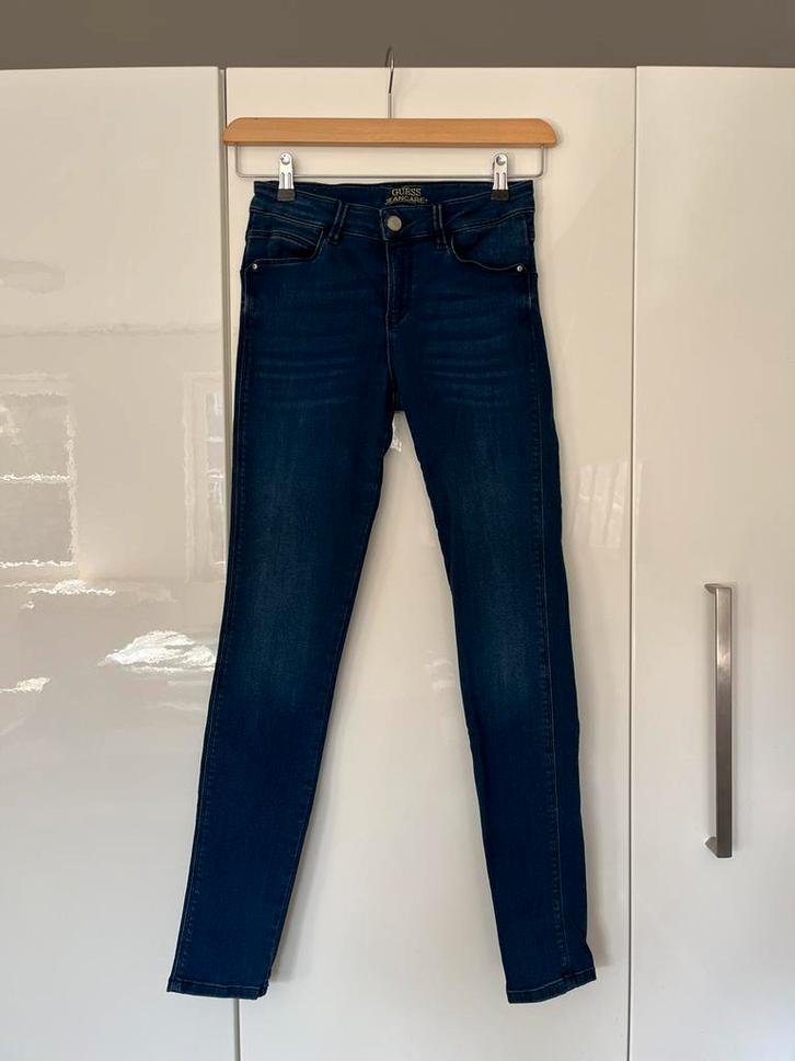 Mooie skinny jeans van GUESS, size 27, Kleding | Dames, Spijkerbroeken en Jeans, Zo goed als nieuw, W27 (confectie 34) of kleiner