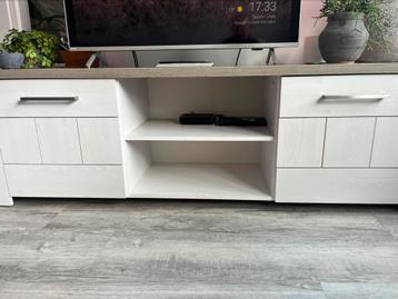 Nette tv kastje  beschikbaar voor biedingen