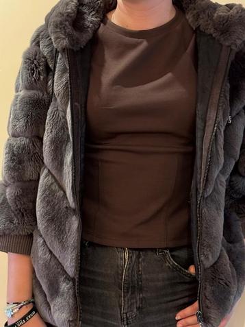 Mooie grijze jas van lama vacht beschikbaar voor biedingen