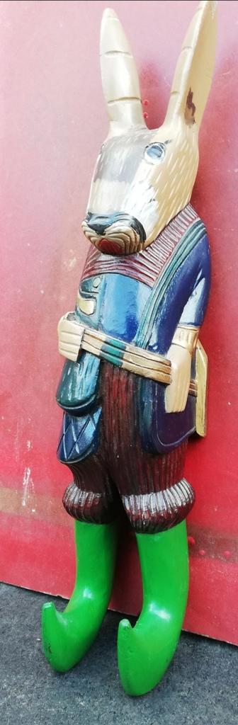 Paashaas met jagerskloffie. Houtsnijwerk. 49 cm., Verzamelen, Beelden en Beeldjes, Zo goed als nieuw, Fantasy, Ophalen