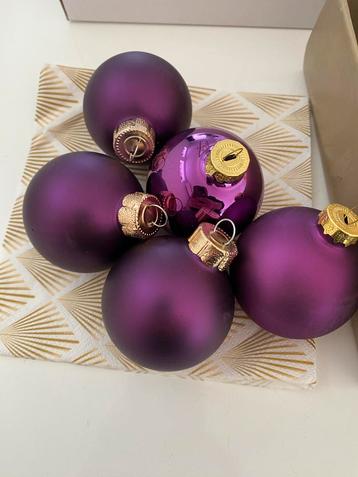 4 paarse kerstballen (los) beschikbaar voor biedingen