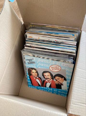 Doos vinyl singles Frans Italiaans Spaans Duits beschikbaar voor biedingen