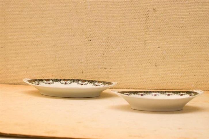 2 stuks Czechoslovakia porseleinen schaaltjes 46811, Huis en Inrichting, Keuken | Servies, Gebruikt, Bord(en), Wedgwood, Aardewerk