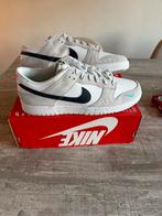 Te koop nieuw paar nike dunk low in maat 49,5 (49.5), Kleding | Heren, Schoenen, Overige kleuren, Nieuw, Ophalen of Verzenden