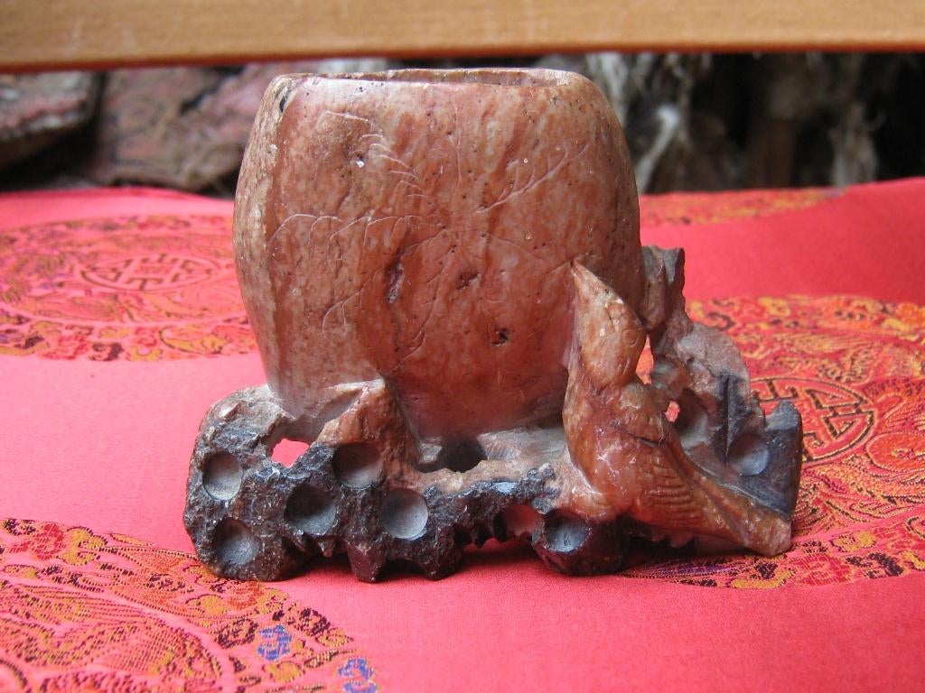 Chinees bruin/zwart speksteen penselenpotje vogel op tak, Verzenden