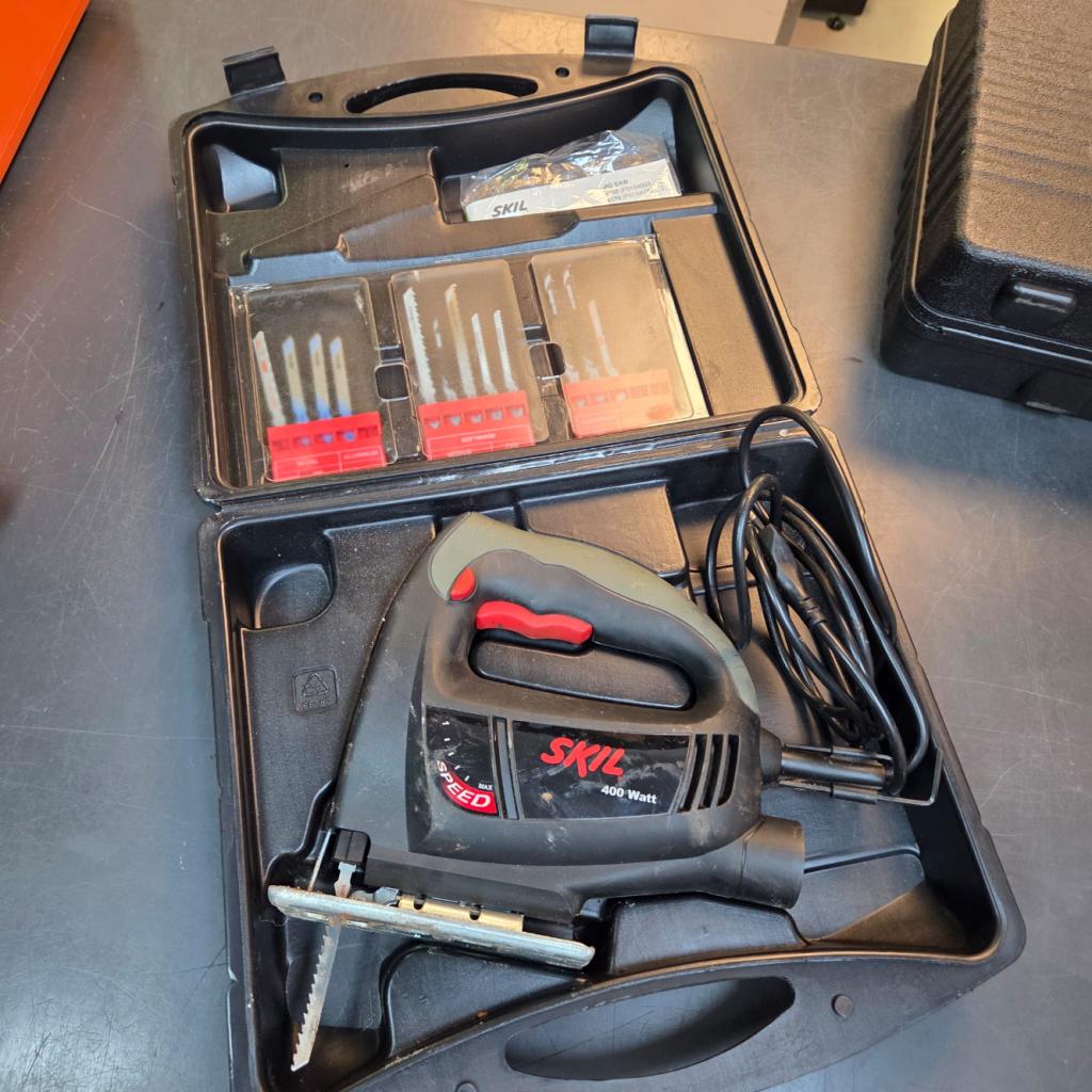 SKIL Decoupeerzaag 400W - Met Stofblazer | Nwpr 39.95, Skil, Zo goed als nieuw, Support@skil.com, 1000 Muirfield Drive, Suite 300, 
Schaumburg, IL 60173
USA