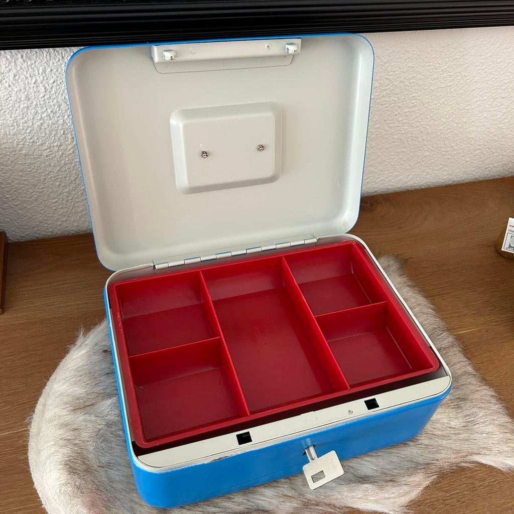 Prachtige kist metalen geldkist met sorteervakken en sleutel, Huis en Inrichting, Woonaccessoires | Kisten, Minder dan 50 cm, Minder dan 50 cm