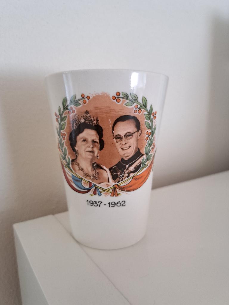 Jubileumbeker 25-jarig huwelijk Juliana en Bernhard, Verzamelen, Ophalen of Verzenden, Zo goed als nieuw, Nederland, Servies