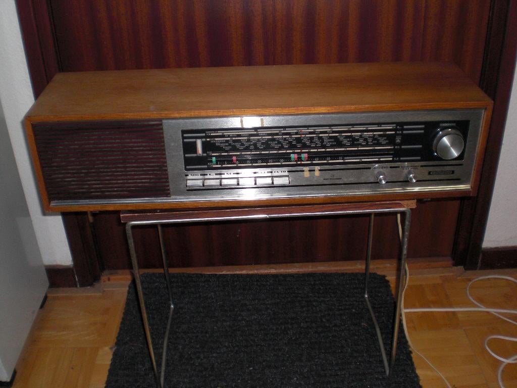 Houten tafel radio Grundig jaren 60 / 70 retro, Audio, Tv en Foto, Radio's, Ophalen of Verzenden, Gebruikt, Radio