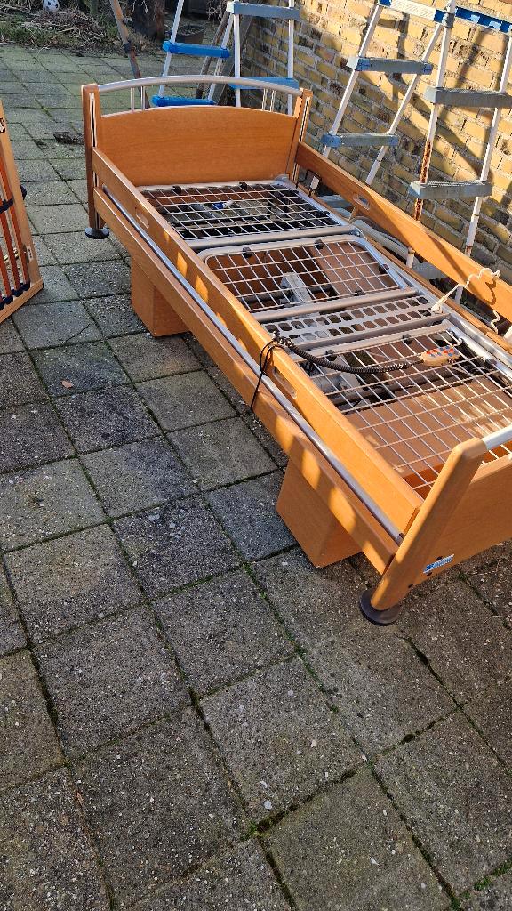 Elektrisch bed, Huis en Inrichting, Slaapkamer | Bedden, Gebruikt, Eenpersoons, 80 cm, 200 cm, Hout, Verstelbaar, Ophalen