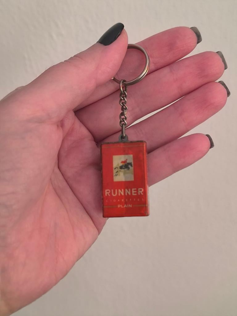 Vintage Runner Cigarettes sleutelhanger, Verzamelen, Sleutelhangers, Ophalen of Verzenden, Gebruikt, Merk