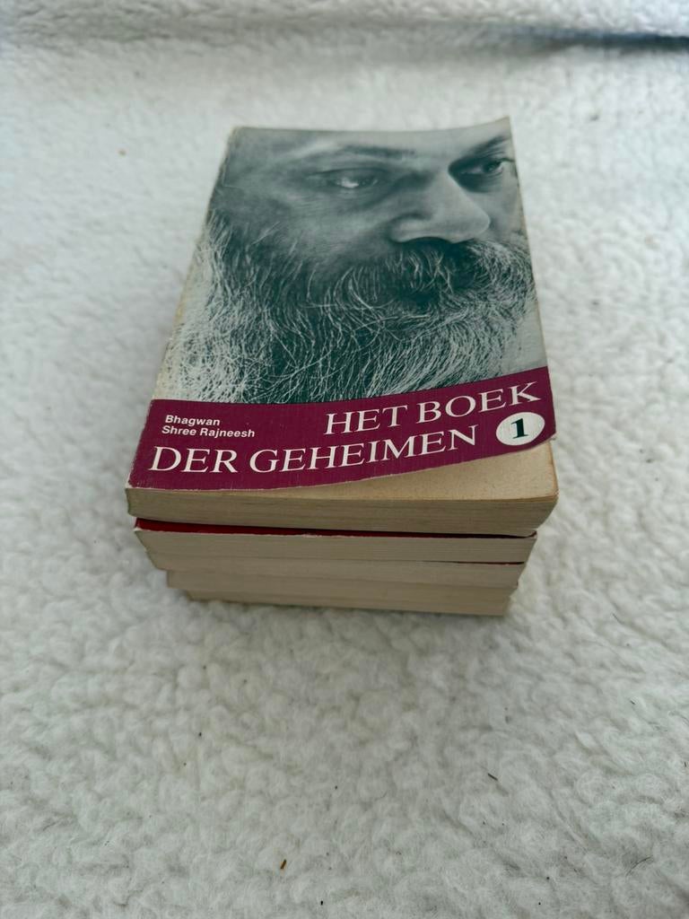 Het boek der geheimen Baghwan vijf delen compleet, Boeken, Ophalen of Verzenden