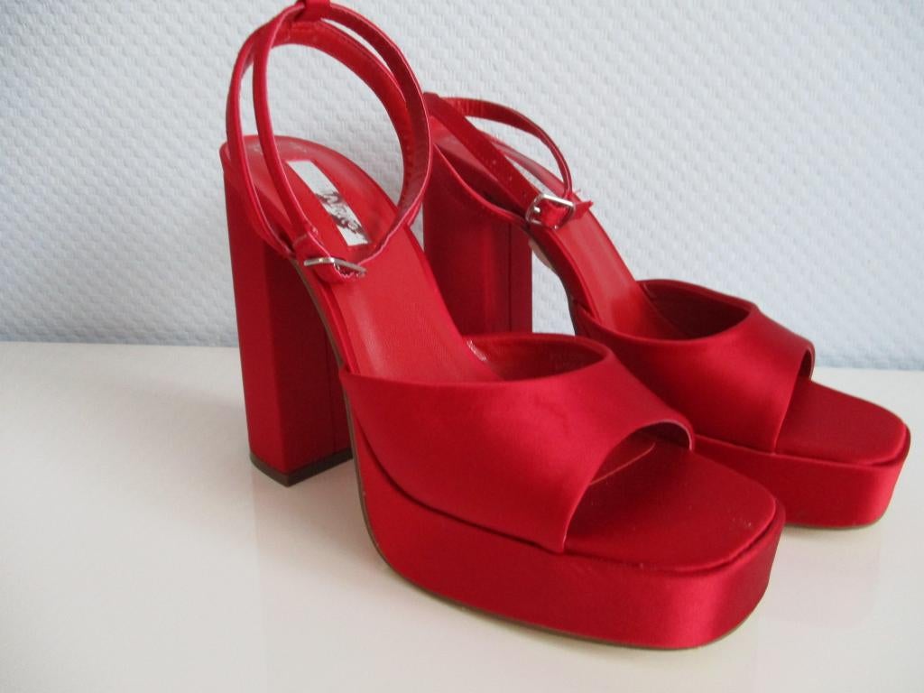 RODE Satijnen SCHOENEN met héél hoge HAK - Maat : 38., Kleding | Dames, Schoenen, Zo goed als nieuw, Schoenen met hoge hakken