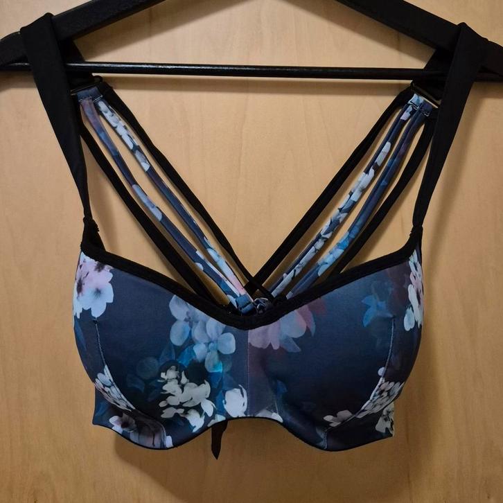 BH maat 75C van Hunkemöller. Nieuw. Blauw, bloemen, bandjes., Kleding | Dames, Ondergoed en Lingerie, BH, Blauw, Ophalen of Verzenden