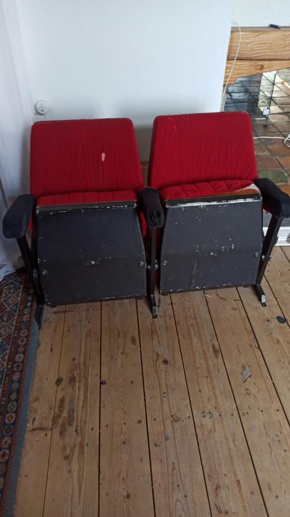 Twee bioscoop stoelen kunnen wat liefde gebruiken, Huis en Inrichting, Fauteuils, Ophalen of Verzenden, Gebruikt, 75 tot 100 cm