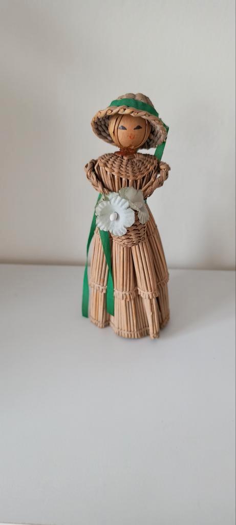 Rieten Poppetje met Mandje en Groen Lint - Decoratie, Verzamelen, Poppen, Zo goed als nieuw, Overige typen, Ophalen of Verzenden