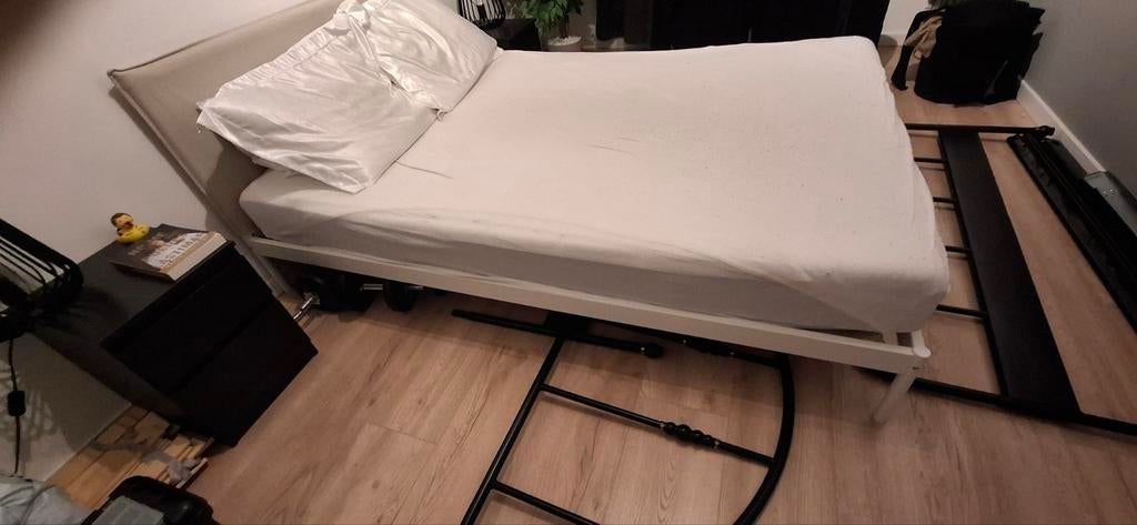 Mooi bed ophalen in DEN HAAG WIE HAALT HET OP VANDAAG, Tweepersoons, Zo goed als nieuw, Beige, 140 cm