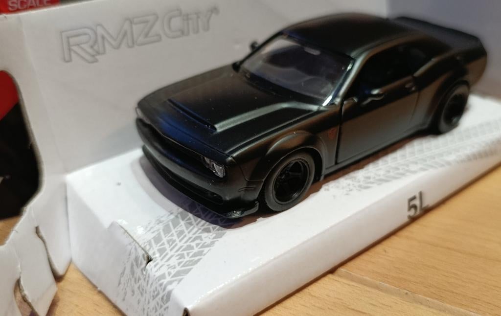 Dodge Challenger SRT 1:38 in ovp, Hobby en Vrije tijd, Modelauto's | 1:18, Ophalen of Verzenden, Nieuw, Auto, Overige merken