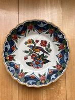 Drie handbeschilderde polychroom aardewerk bordjes Makkums, Ophalen