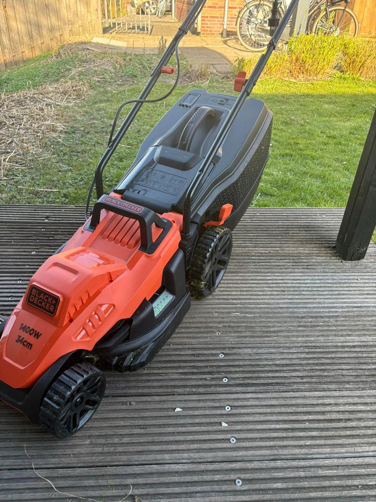 BLACK & DEKKER Grasmaaier, Ophalen, Elektrische grasmaaier, Zo goed als nieuw, Opvangbak