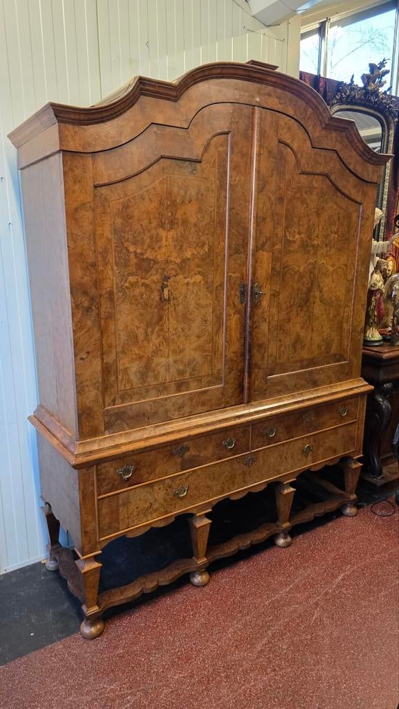 18e eeuws Hollands wortelnoten kruispoot kabinet