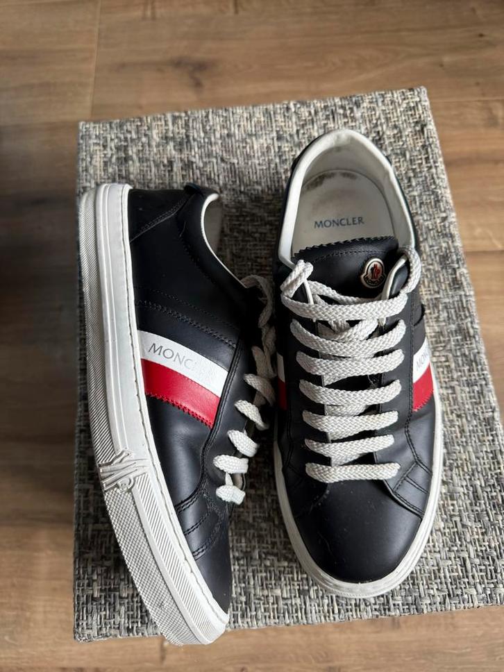 Moncler sneakers maat 40 - Nette staat, Kleding | Heren, Schoenen, Zo goed als nieuw, Sneakers of Gympen, Zwart, Ophalen of Verzenden