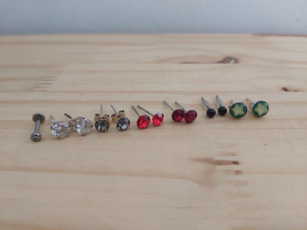 Set van oorbellen en piercing, Overige materialen, Ophalen of Verzenden, Zo goed als nieuw, Knopjes of Stekers