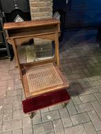 Antieke biechtstoel met rieten zitting en fluwelen knielbank, Ophalen