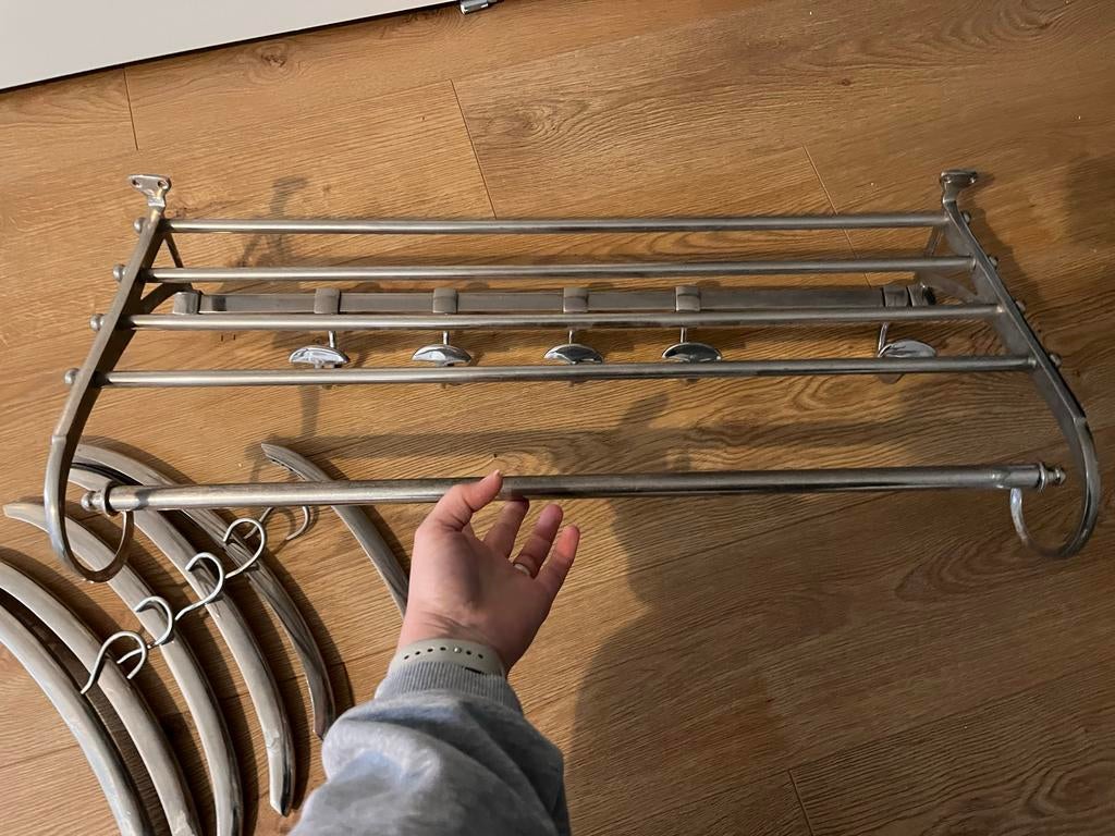 Metalen wandkapstok met hoedenplank en haken, Huis en Inrichting, Woonaccessoires | Kapstokken, Gebruikt, Minder dan 100 cm, Metaal